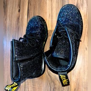Dr. Martens Black/oily sparkle boot